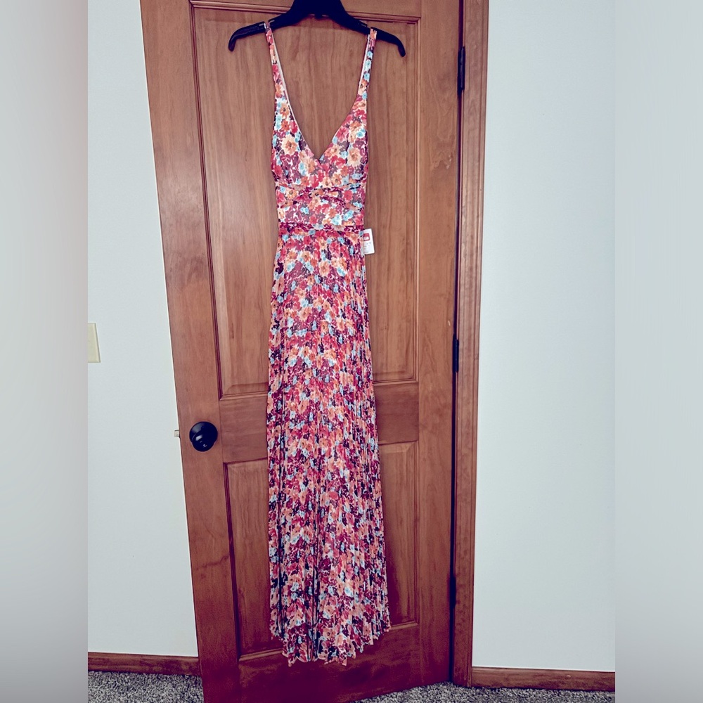 NWT. Laundry by Shelli Segal Floral Pleated Chiffon Maxi Dress. GORGEOUS 🌟